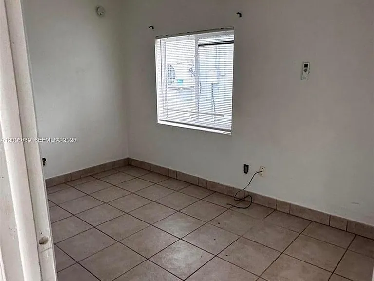 911 NE 5th Ave #1 — Photo 5