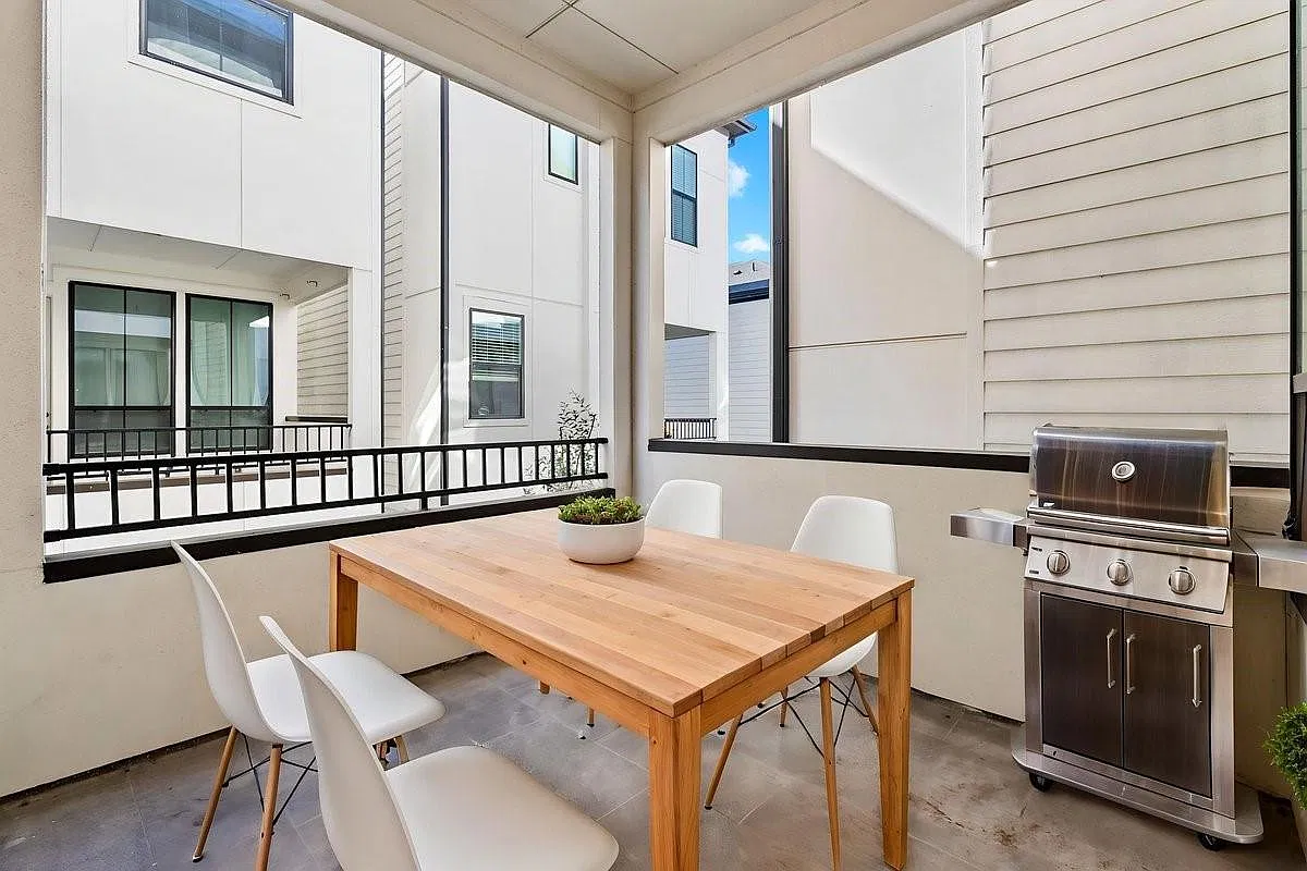 3 bed, 3.5 bath, 2196 sqft, $3,100 — Photo 4