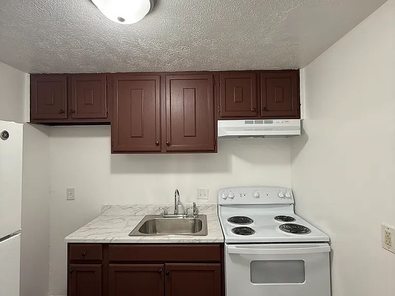 61 Warwick St #8 — Photo 2