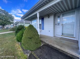 13 Thronbury Ct, Toms River, NJ 08757
