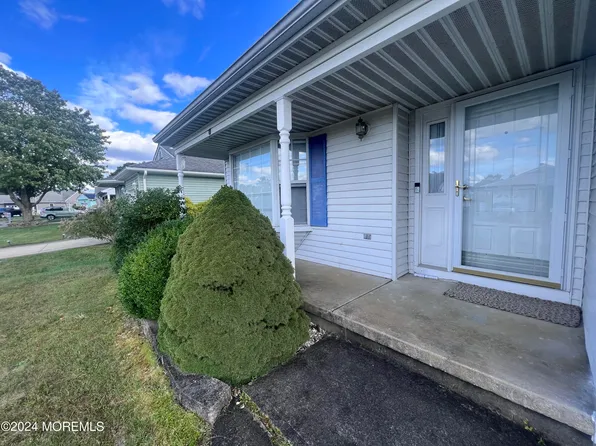 13 Thronbury Court, Toms River, NJ 08757