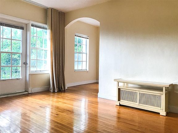 4th image of 700 W 51st St #7