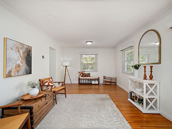 4th image of 2113 Dundee Pl