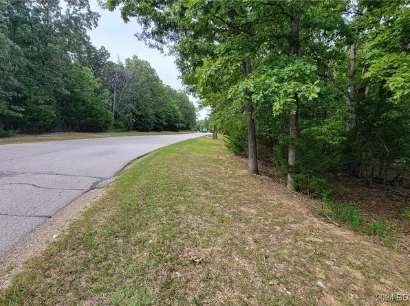672 Grand Point Blvd, Sunrise Beach, MO 65079