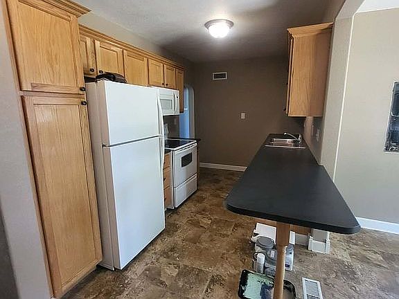 5th image of 229 W Main St
