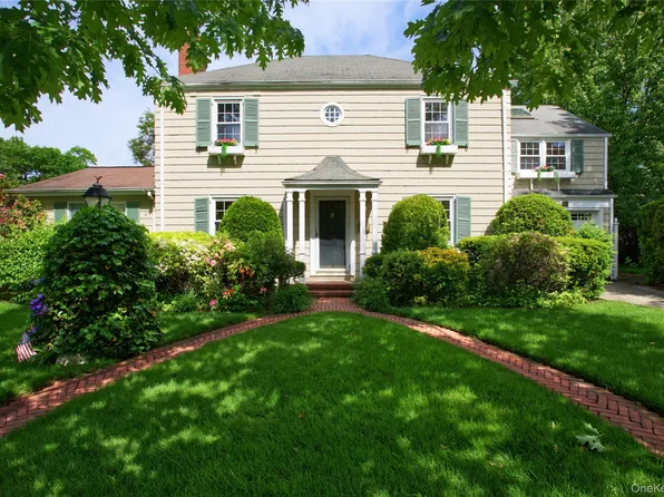 25 Carlton Street, Malverne, NY 11565