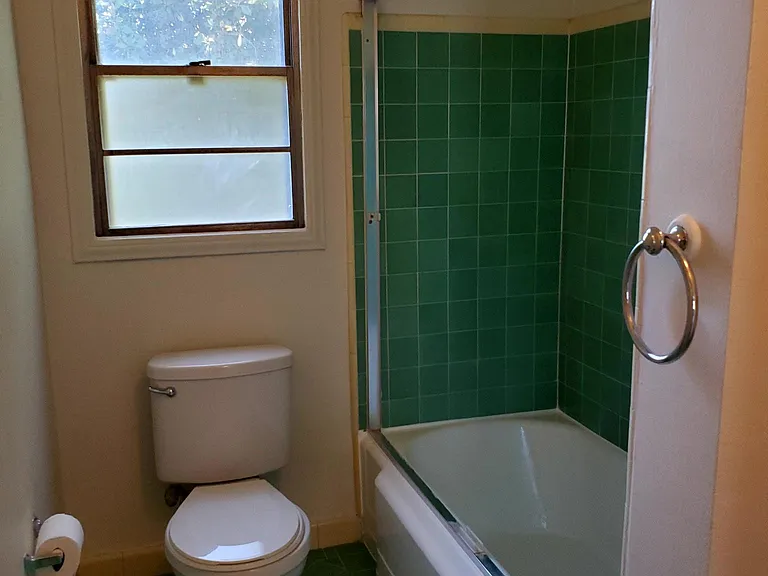2507 N Beachwood Dr #4 — Photo 8