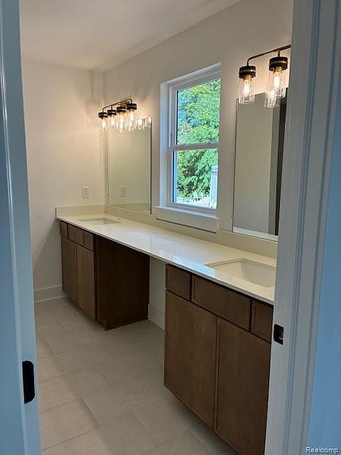 303 E Spring St, photo 15