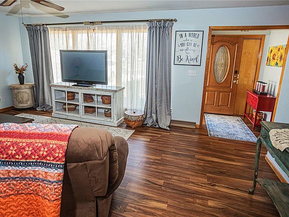 2nd image of 1202 Holiday Dr