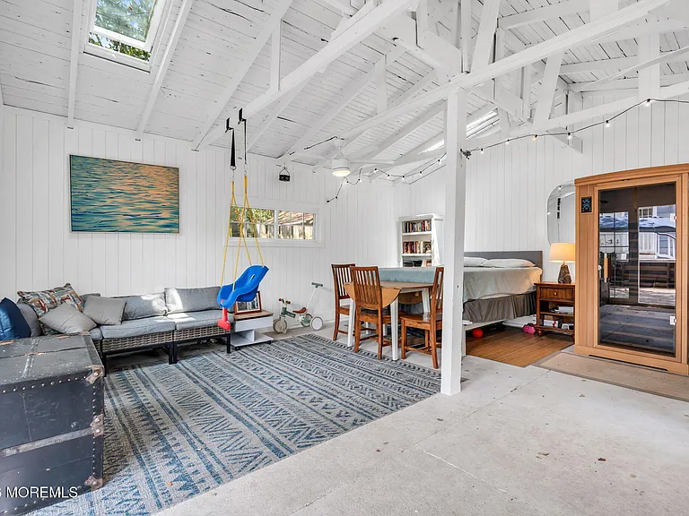 706 E St — Photo 37