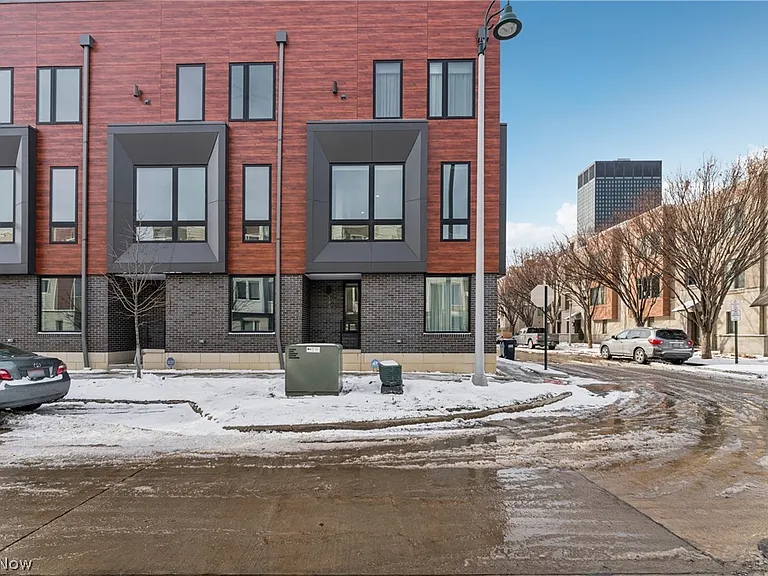 1440 E 15th St — Photo 1