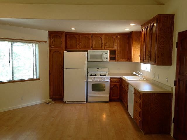 2nd image of 301 E End Dr