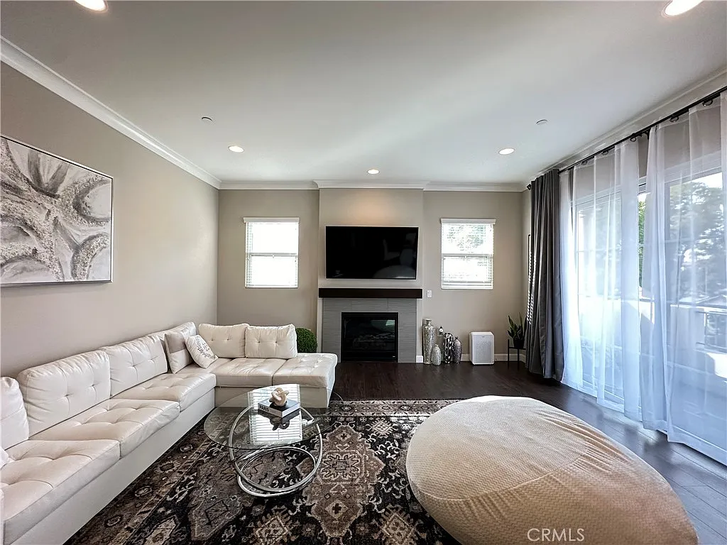 3 bed, 2.5 bath, 1600 sqft, $4,800 — Photo 2