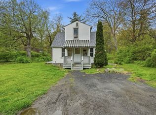 8 Shutesbury Rd, Pelham, MA 01002