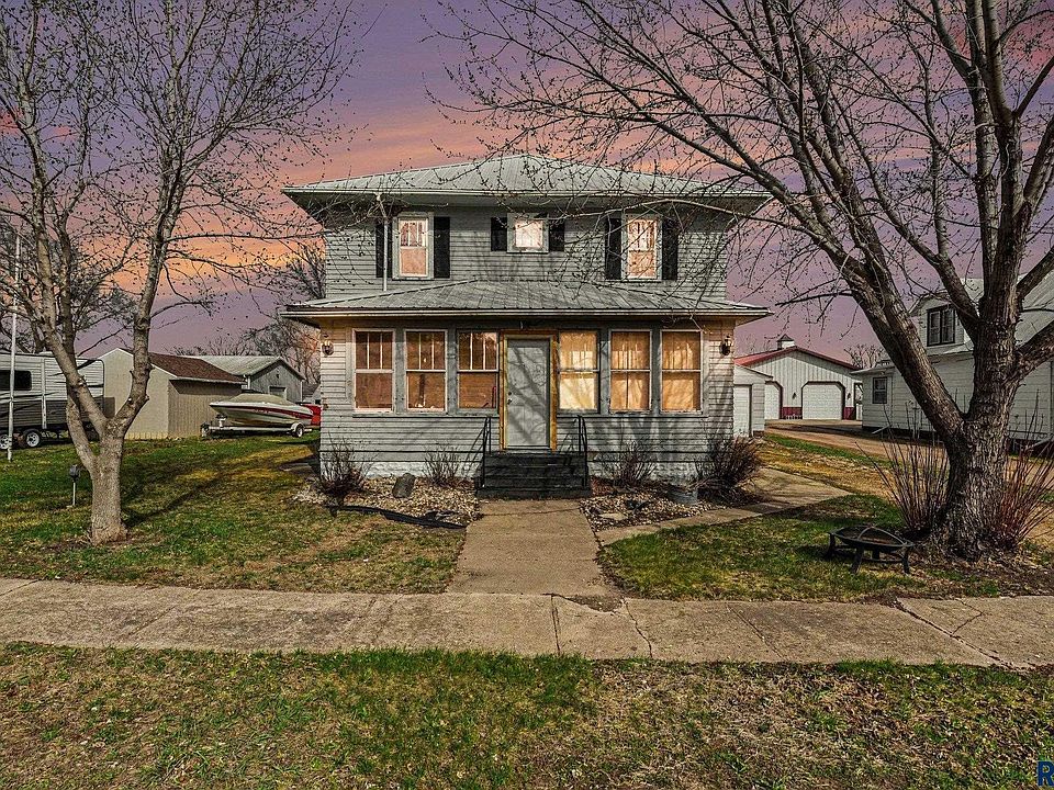 1st image of 140 3rd St