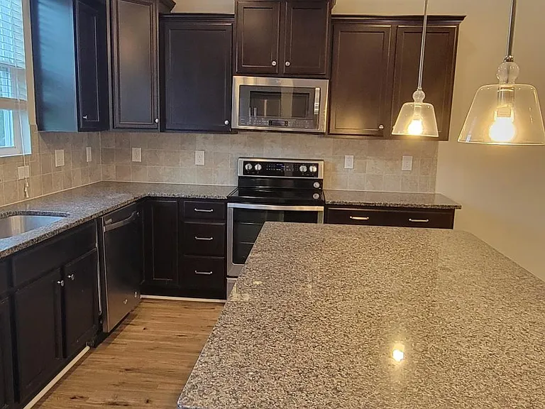 1407 Regents Ln — Photo 5