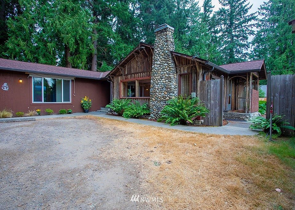 Log Cabin on almost a half acre in Bremerton