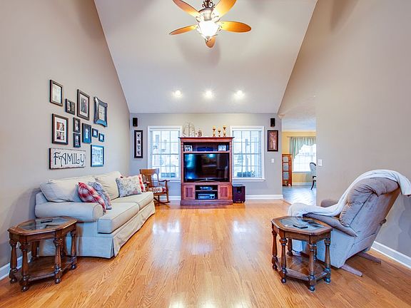 4th image of 225 Amanda Dr