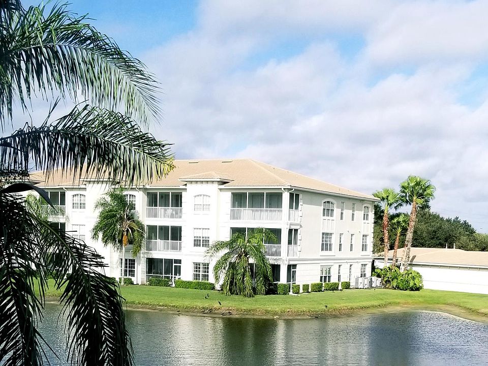 Master bedrm lake view