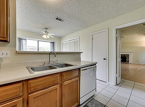 4th image of 3218 Meadowood Dr