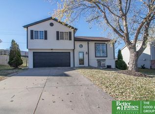 1203 Devon Dr, Papillion, NE 68046