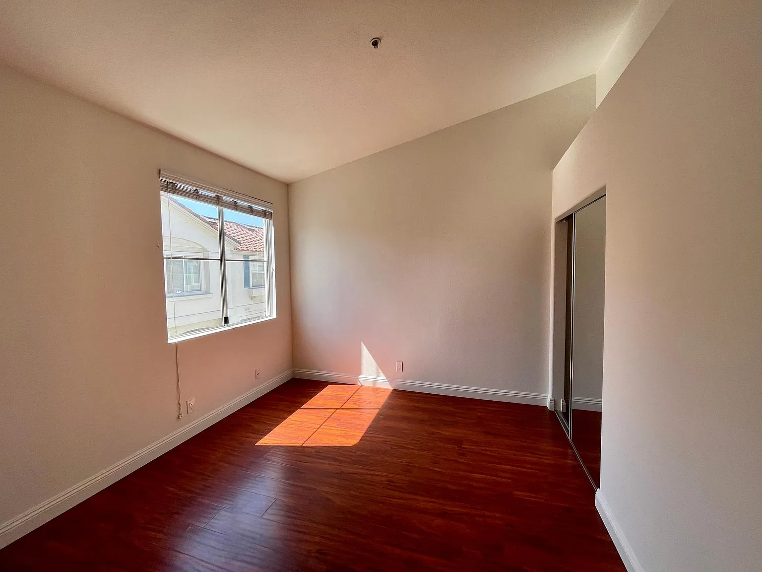 4 bed, 3.5 bath, 2076 sqft, $5,500 — Photo 2