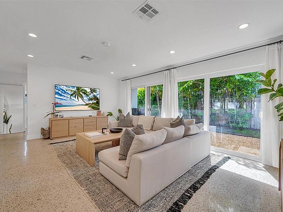3rd image of 2111 NE 3rd Avenue