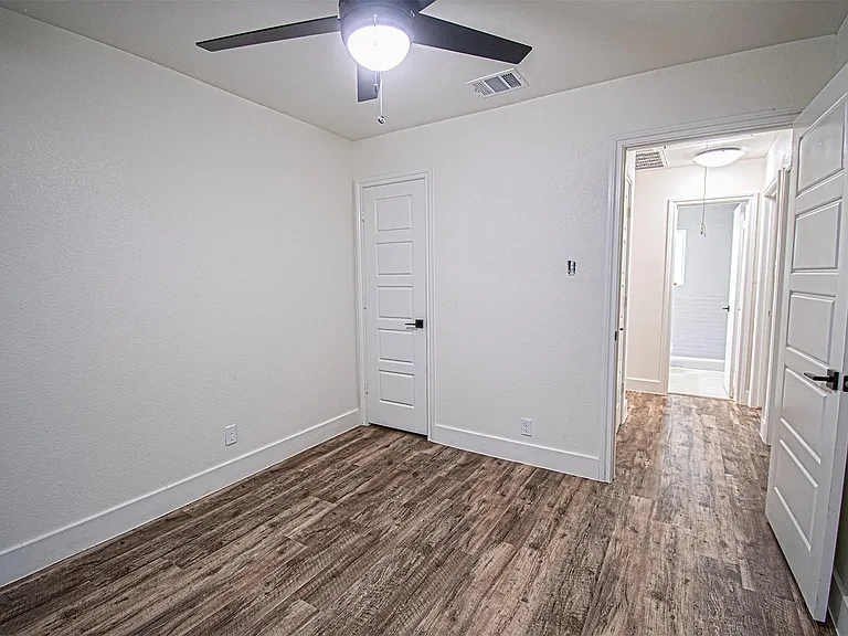551 E Burks St — Photo 18