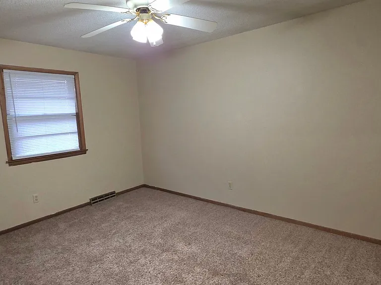 1423 E Cairo St — Photo 4