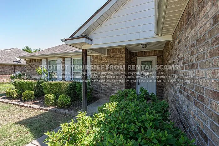 1674 N Hazeltine Dr — Photo 2