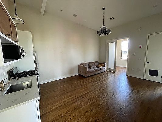 2nd image of 560 Evergreen Ave #L1r
