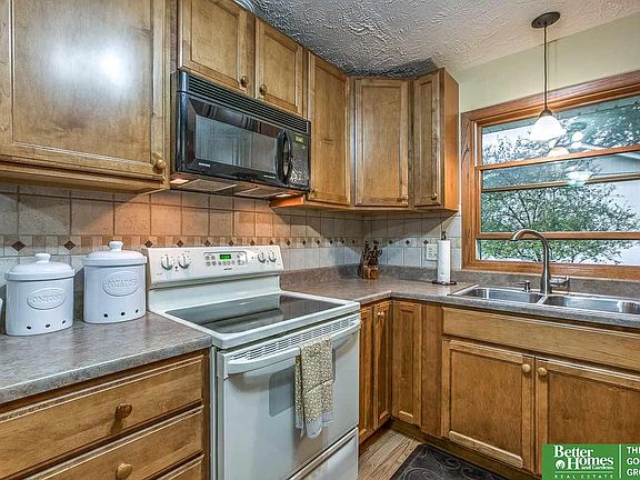 3rd image of 2802 Victoria Ave