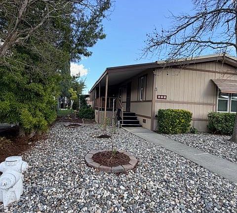 3rd image of 427 Royal Crest Cir