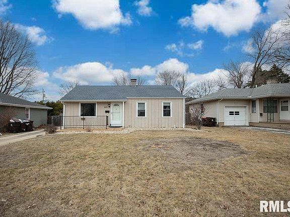 3rd image of 821 W Ridge Rd