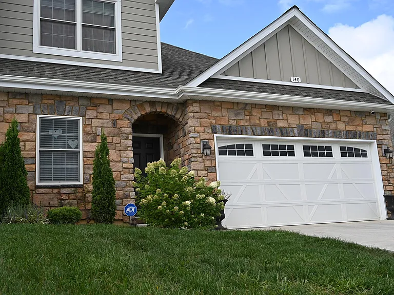 140 Aynsley Ln — Photo 2