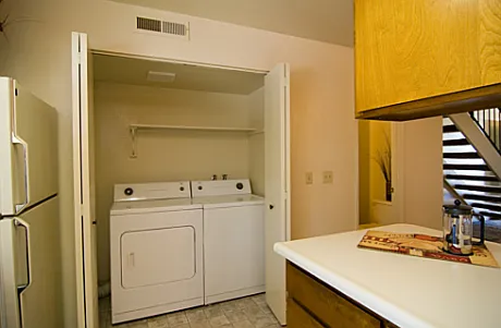 Hillcrest Court Apartments — Photo 12