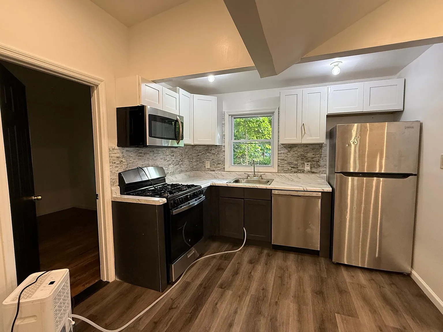 4 bed, 1200 sqft, $2,350 — Photo 2