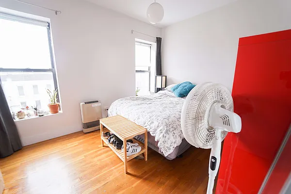 Rented by Manhattan Management LLC | media 83