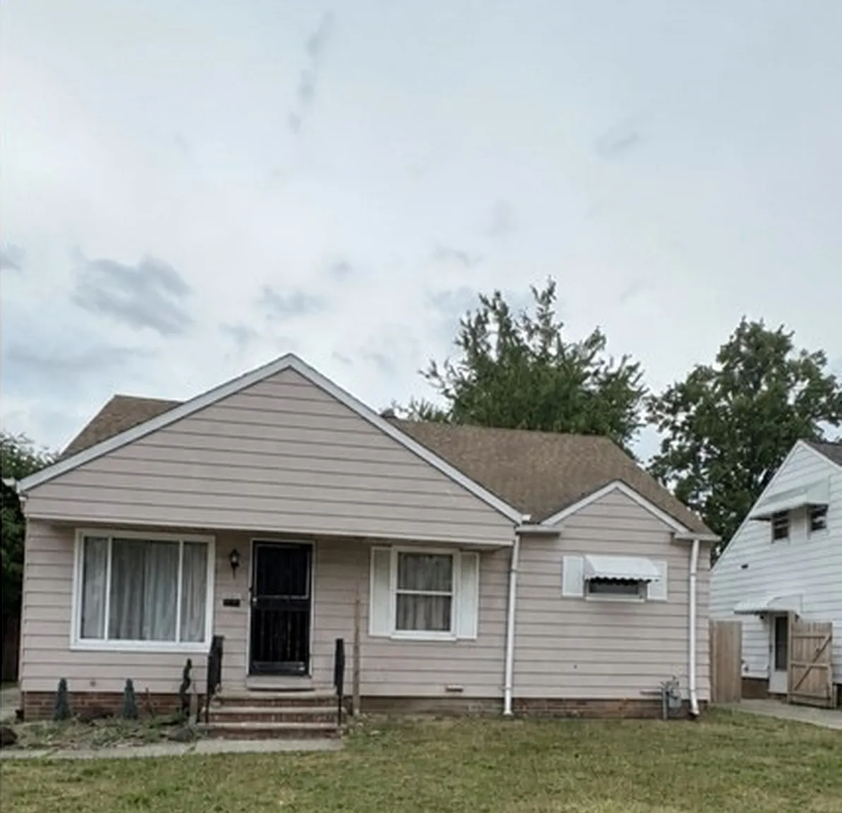 3 bed, 1300 sqft, $1,600 — Photo 1