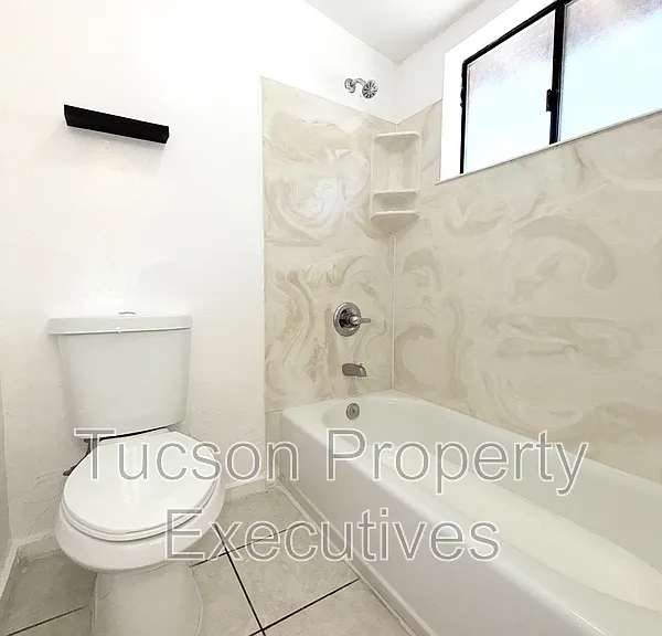 1646 N Beverly Ave — Photo 8