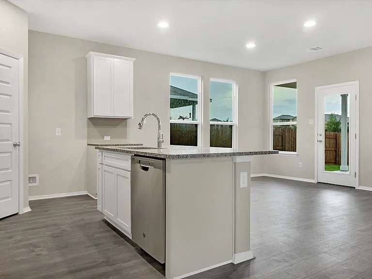 135 Lyndon Dr — Photo 4