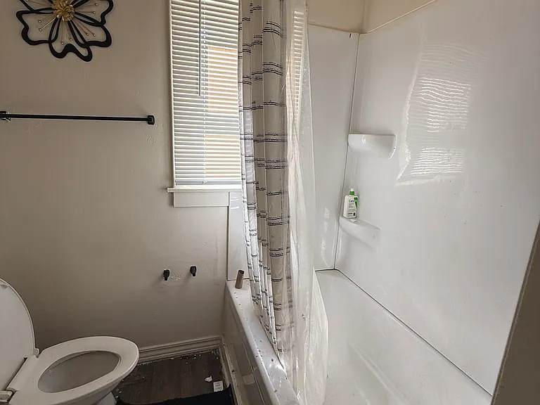 1263 W Green St — Photo 4
