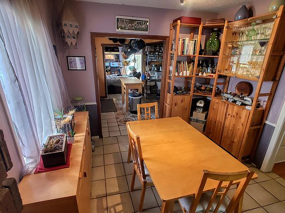 Dining room with expandable table and lots of ways to dress it for dinner parties