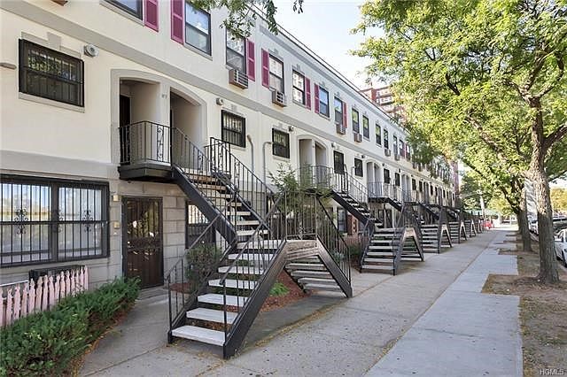Welcome to Leland Gardens II - Soundview's best kept secret.