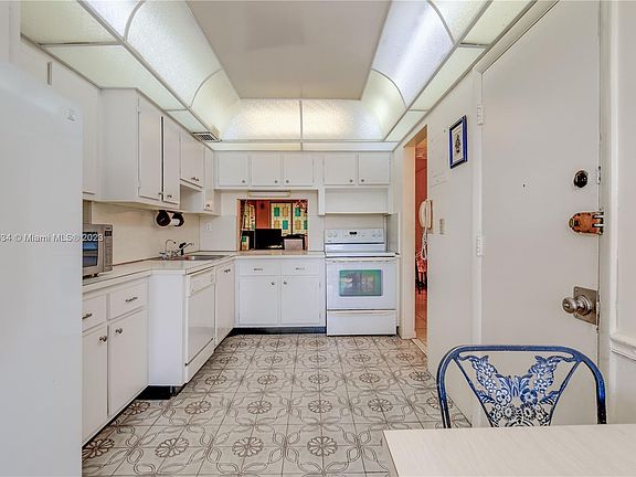 4th image of 1401 NE Miami Gardens Dr APT 296