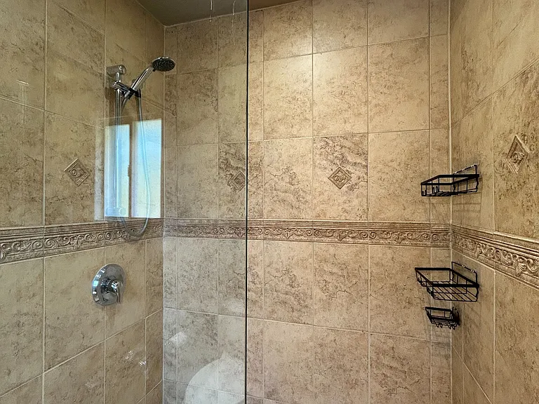 23 Pineway Blvd #MAIN FLOOR — Photo 10