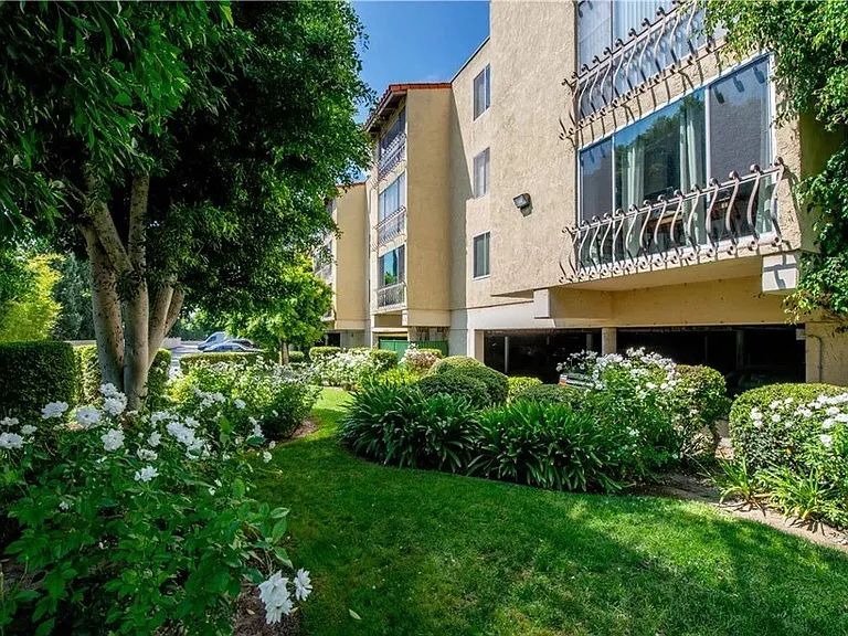12830 Burbank Blvd #218 — Photo 16