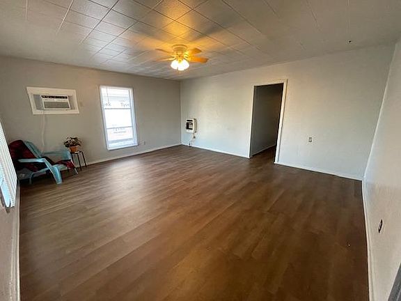 5th image of 418 N Market Ave