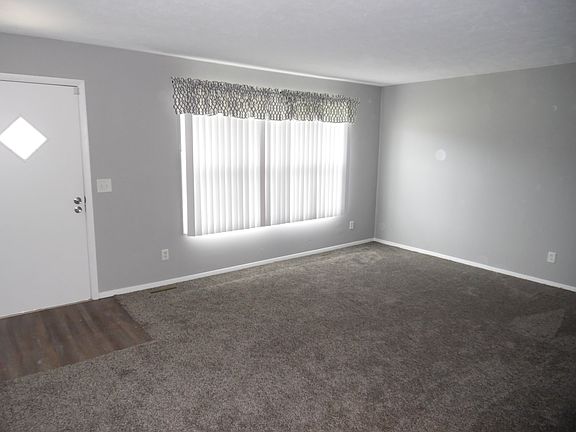 Living Room 17'8" x 12'9"
