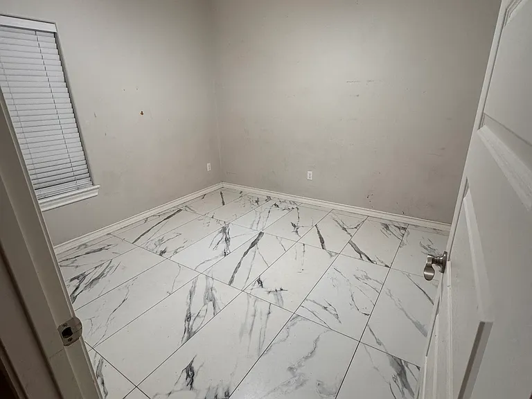 711 W Albatross Ave — Photo 4